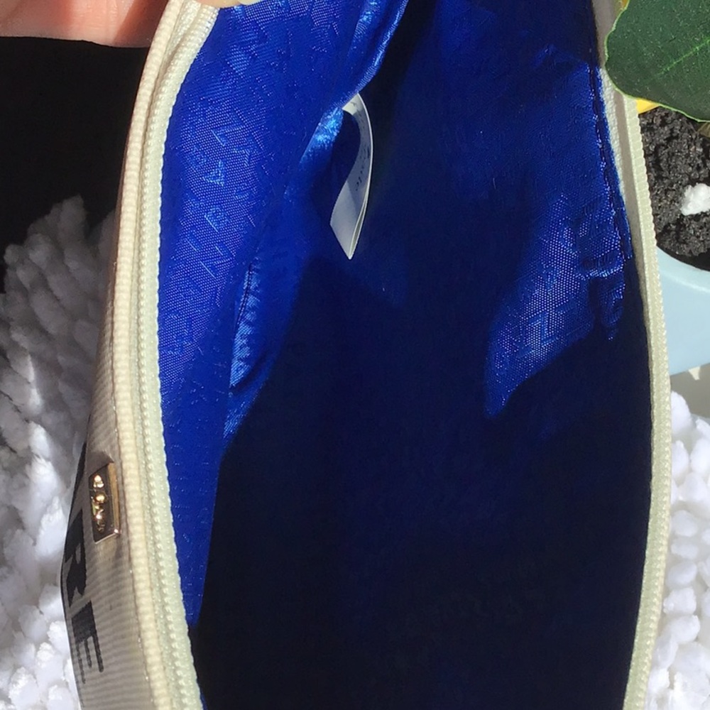 💙 LOVED BEWARE OF SHARKS 🦈 Kate Spade Clutch - Picture 4 of 14